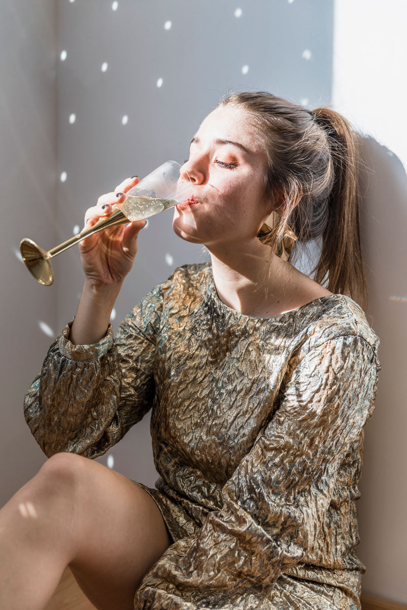 “Stallet cotton candy glitter bomb fizzing in cocktail for dramatic party effect”